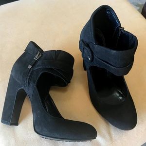 B Makowsky Fancy Black Suede Bootie Pumps Heels 7
